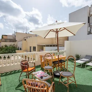 Close To Airport, Double Bedroom, Sofa-bed, Private Bathroom For Adults And Children Aged 10 And Over Only Alloggio in famiglia Gudja